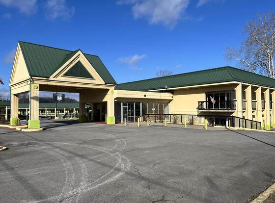 Hotel M Morgantown - WVU Area allows check-in for 18 year-old guests